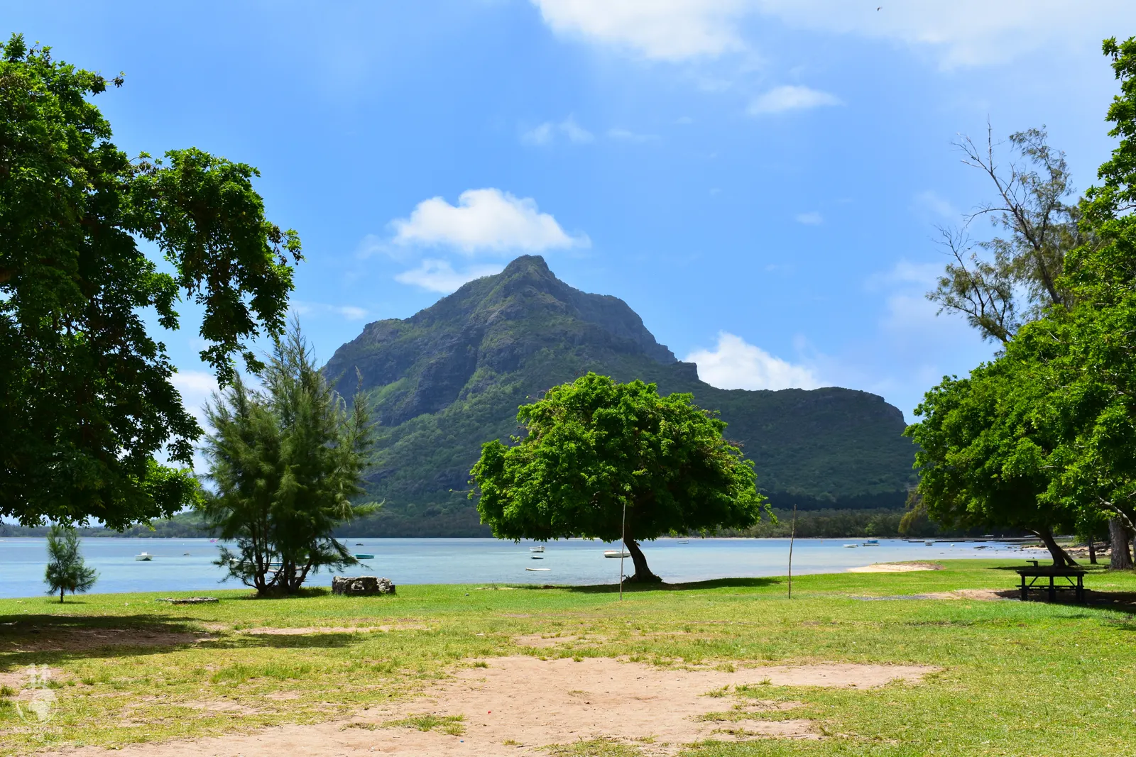Pobřeží Le Morne s výhledem na Le Morne Brabant