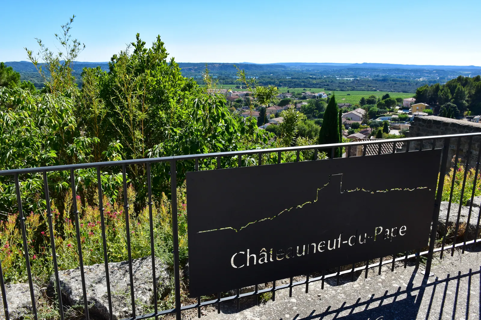 Výhled ze zříceniny na kopci v Châteauneuf-du-Pape