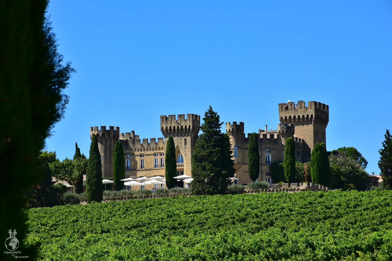 Krásný hotel Hostellerie Château des Fines Roches u vesnice Châteauneuf-du-Pape