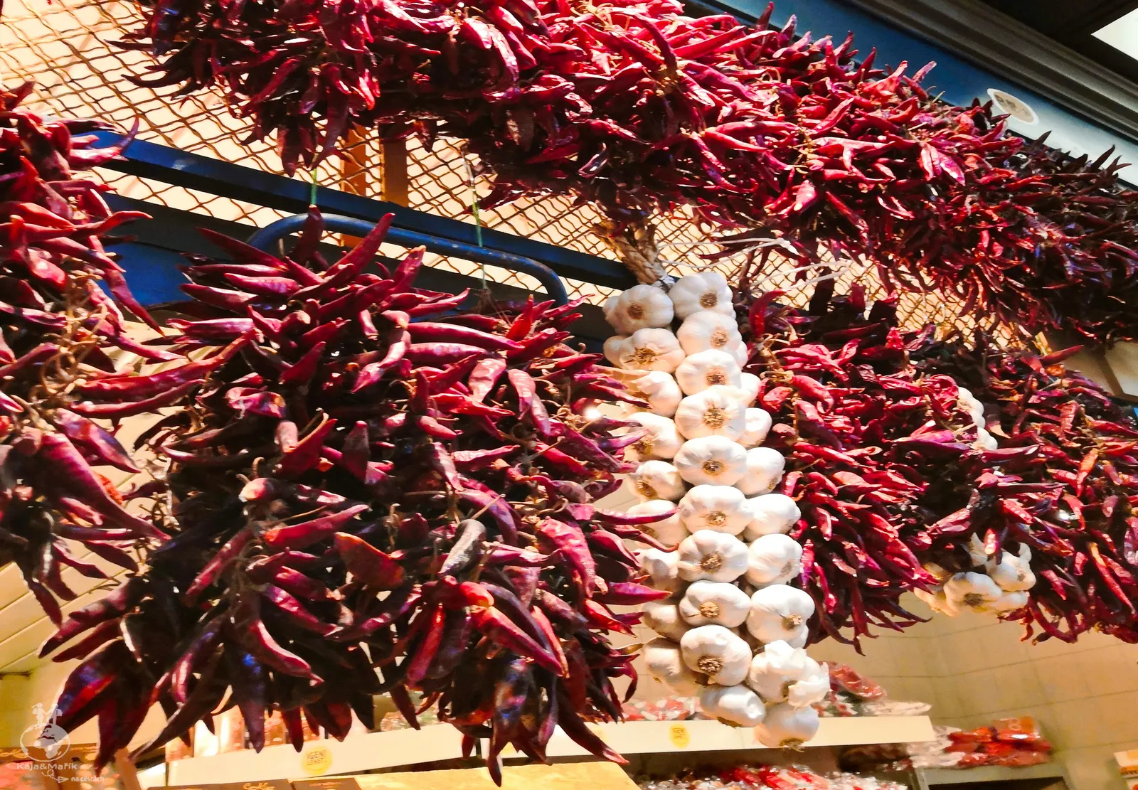Central Market Hall - papriky všude kam se podíváš